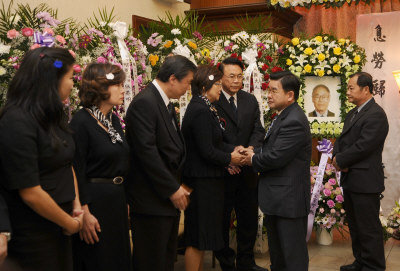 市議員顧雅明（右二）、法拉盛華商會總幹事杜彼得（右一）向前紐約州眾議員孟廣瑞（左五）、州眾議員孟昭文（左一）及家屬表達慰問之意。（記者許振輝／攝影）

